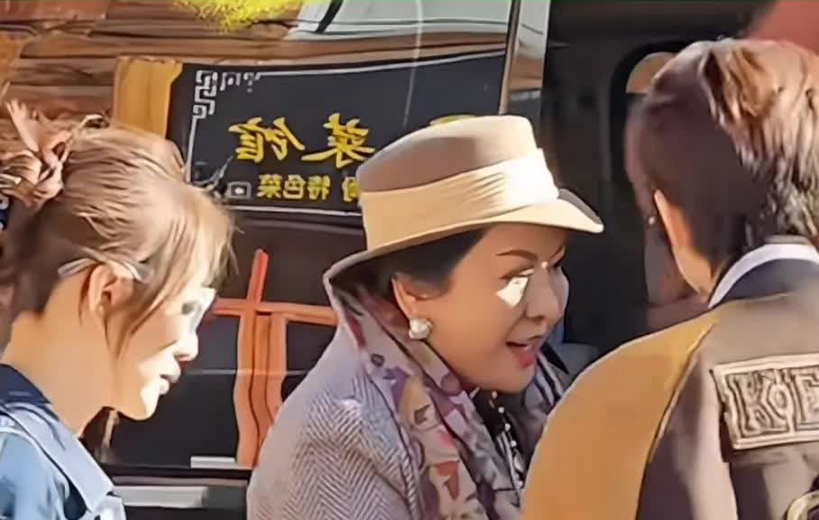 向太问李小冉，你结婚了吗？李小冉回答，结了，已经十年了，向太又问，有孩子了吗？李