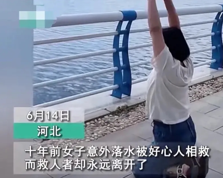 泪目！河北一女子连续10年在同一个地方磕头跪拜，背后原因让人泪目！原来10年前女
