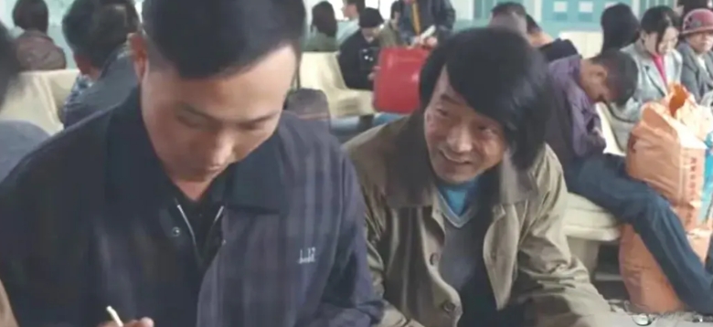 昨晚的《棋士》中，“一只耳”在火车站候车室，给邻坐旅客讲笑话的情节，看后真有亮点