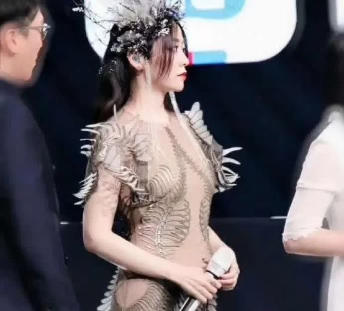 婚戒已摘，锁骨解封！
张靓颖的战袍，早就不为谁披挂。
性感是她的新赛道，评判