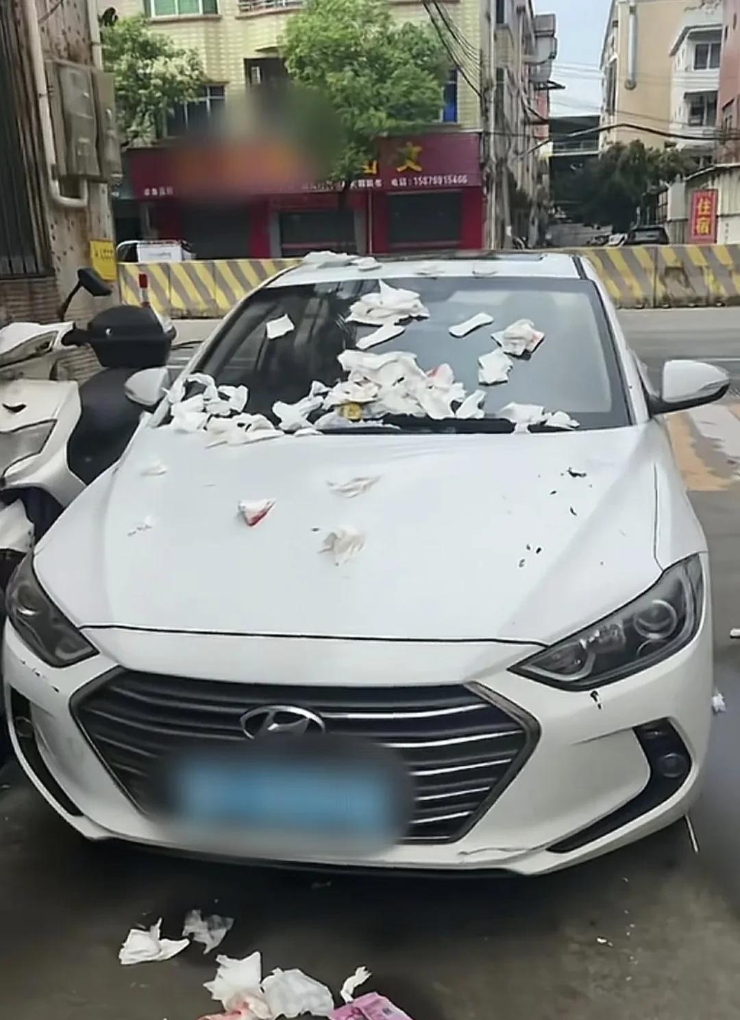 停车没有公德心，经常把巷子口堵死了，上面也不留电话，现在好了，满车的姨妈巾和卫生
