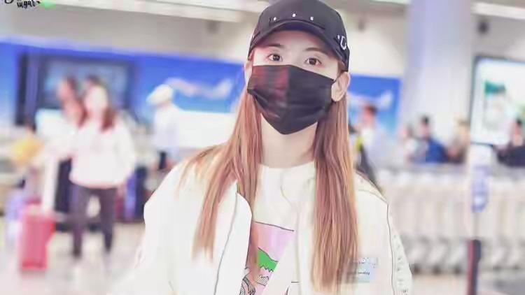 杨超越身材如此性感，天赋与自律铸就的多元身材美学。