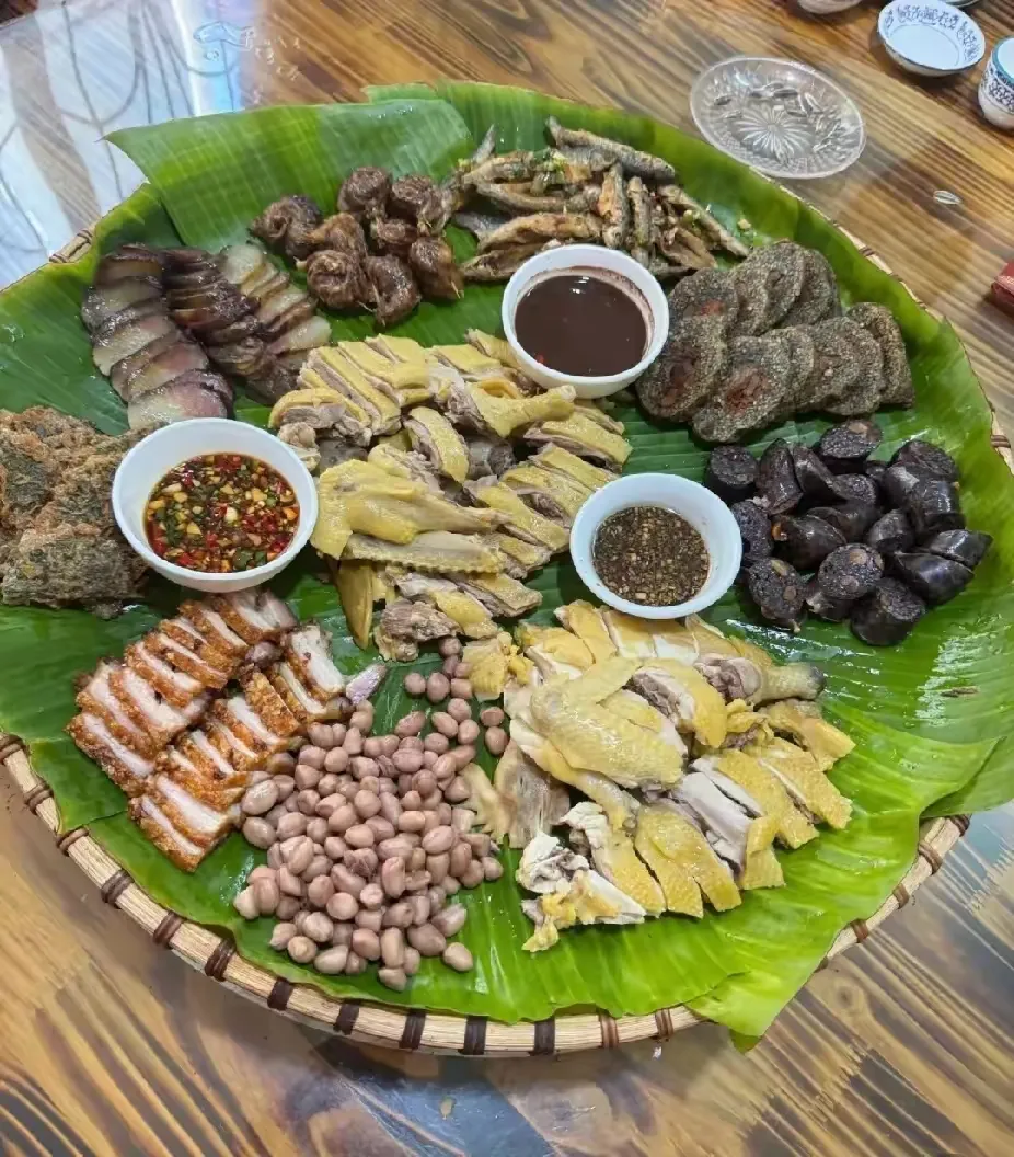 朋友们看过来，来自广西的特色美食簸箕饭，一般人没吃过吧。