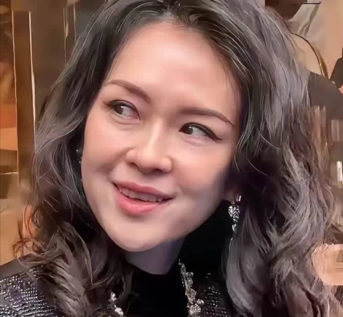 不得不说，章子怡给所有女人们提了个醒。
2015年她不顾父母冻结银行卡、哥哥砸
