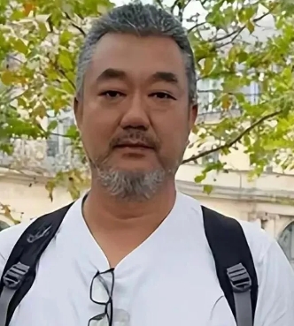 董勇：从《重案六组》到《繁花》，低调的实力派

还记得那位胡子拉碴、演技超群的老