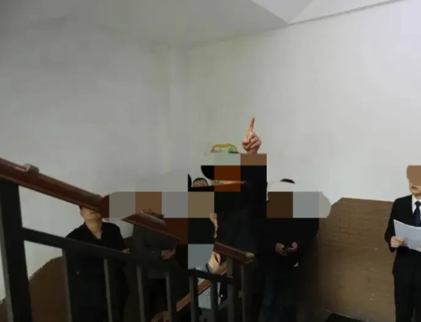 江苏无锡，12岁中学生徐某放学时撞墙致牙齿折断，其父母认为学校监管不力，索赔8万