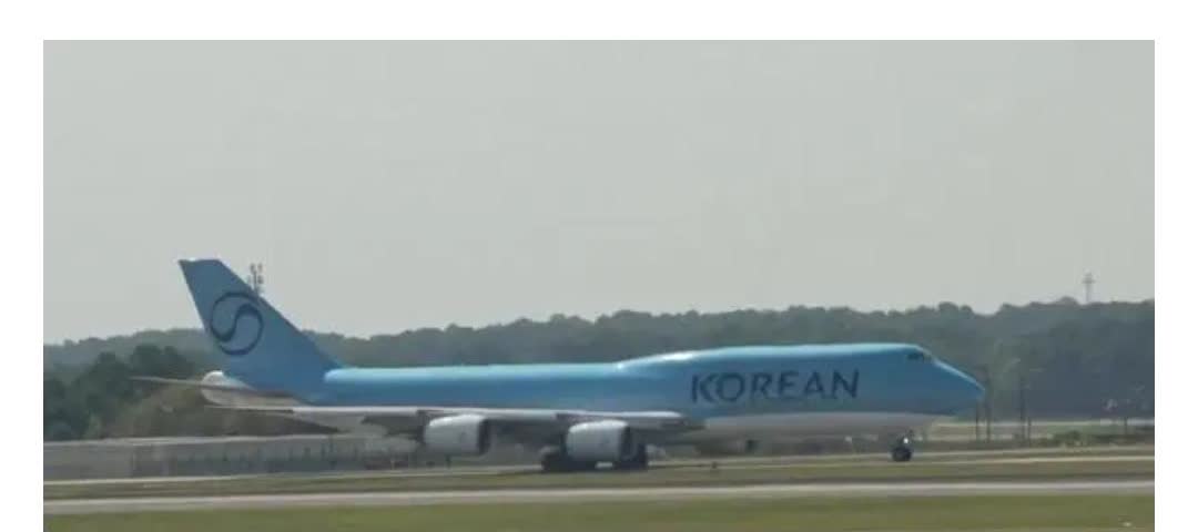 美国也有撞墙上的时候。
据央视新闻报道，美国当地时间周四早晨，搭载着300余名