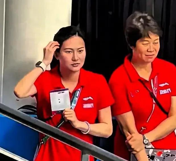 全红婵不跳，看台秒变图书馆
第二排那哥们直接躺平打呼
新加坡室内跳水馆没了俩名字