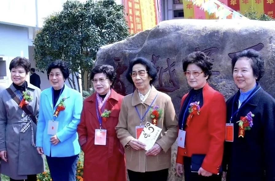 这几位都是越剧的大师，能认出一两个的都算很厉害了，说实话，我一个都叫不出名字，看