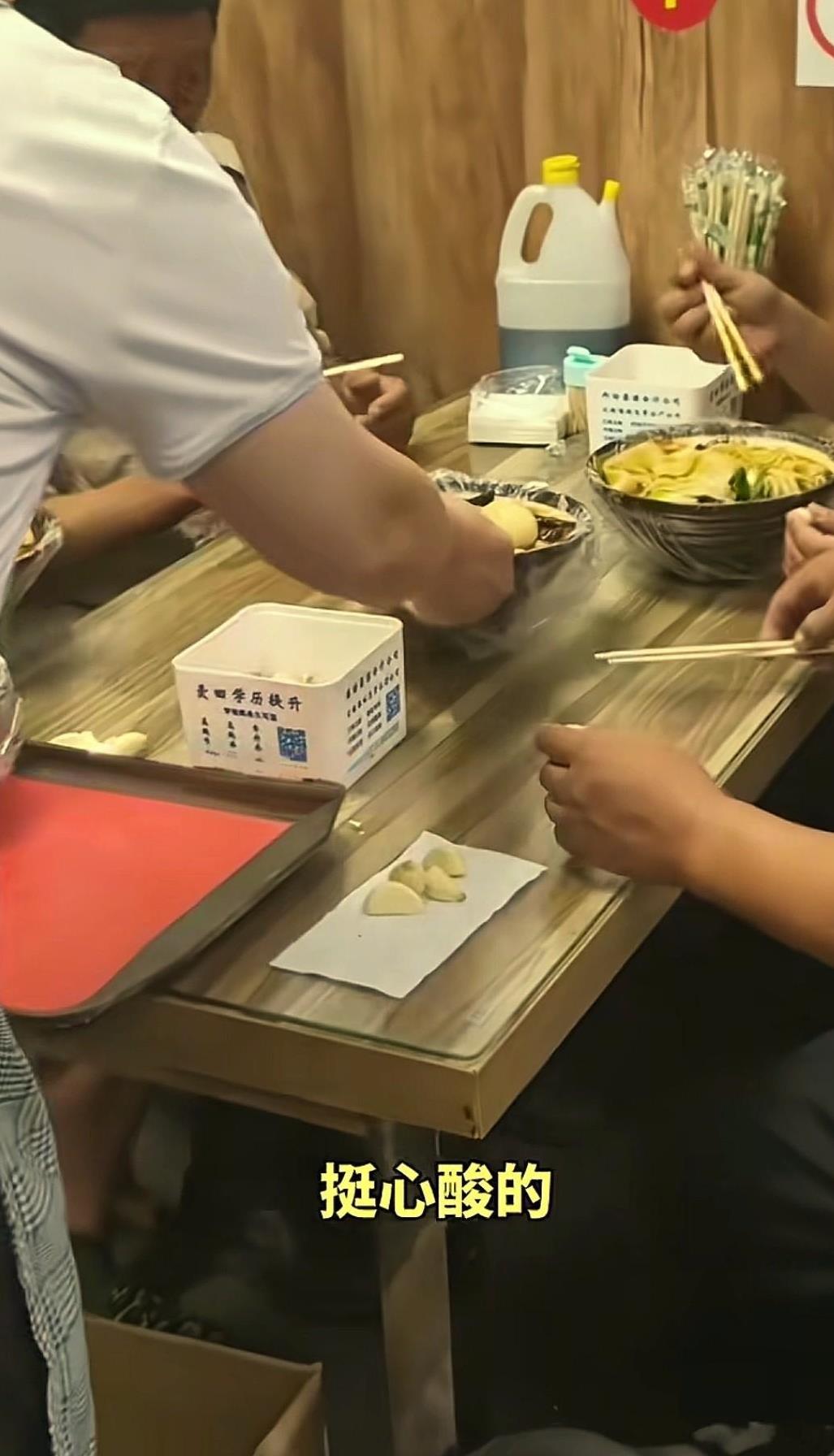 “这是真饿了。”9月10日，河北，一女子刚走出超 市，突然被4位60多岁的大叔拦