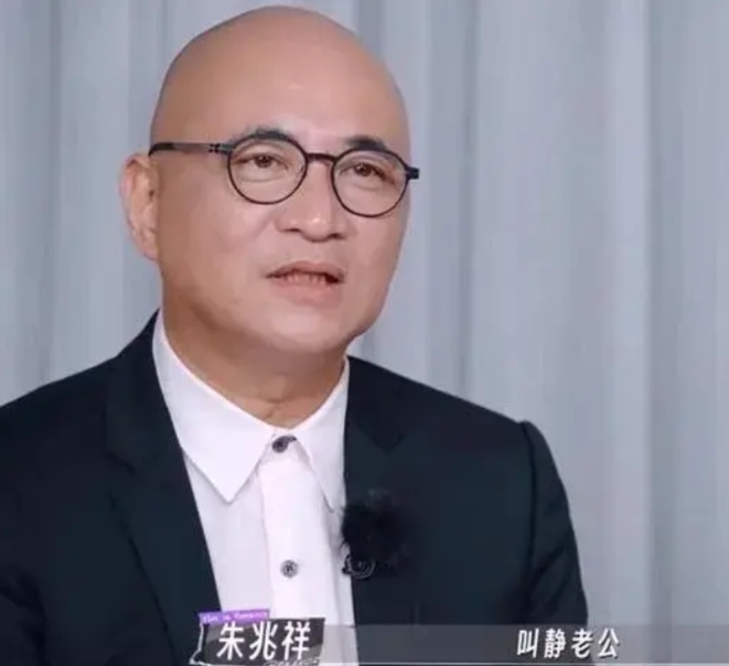 胡静老公是二婚，很多恋爱脑不相信，她们就信“贵公子深情专一”的偶像剧人设。
和胡