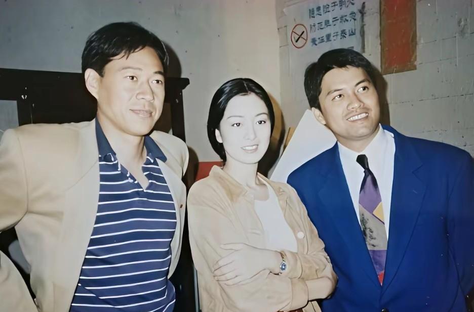 早年巩俐与两位硬汉男星合影。
如果巩俐演“虞姬”，那么“霸王”是张丰毅合适还是吕