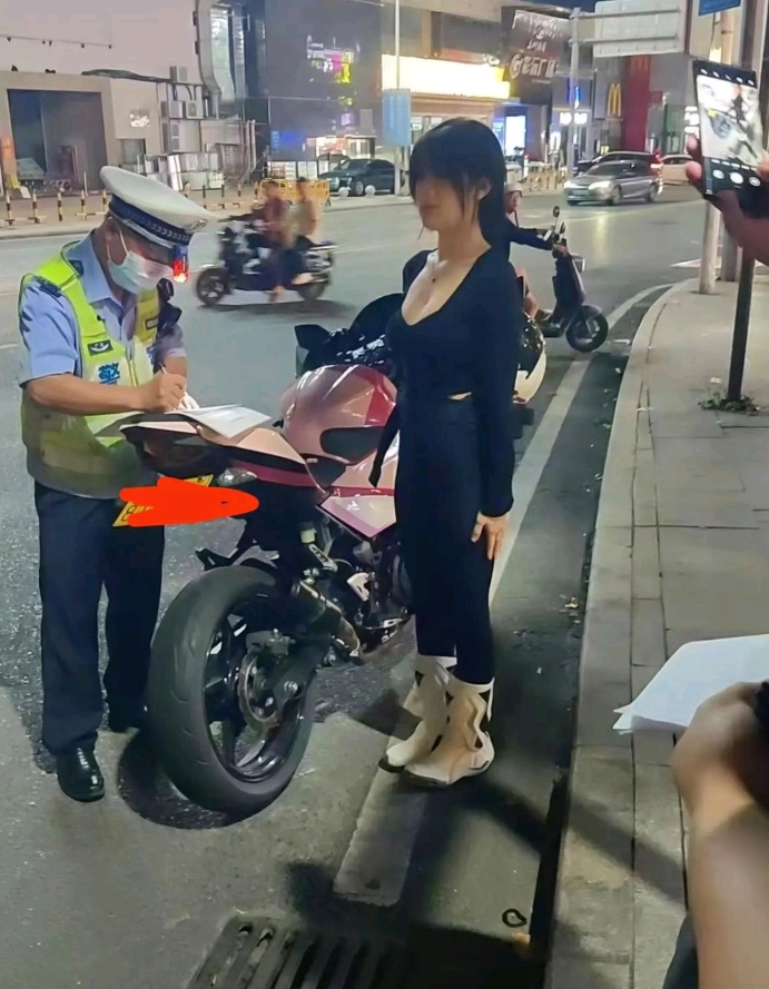 哈哈哈，让我们看看这是哪个网红被捉了？