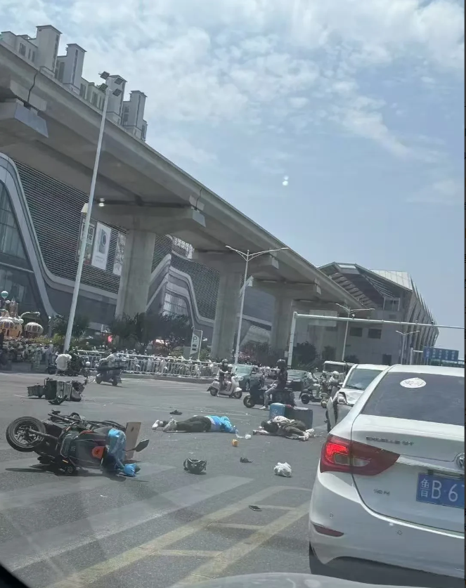 网友们说青岛西海岸新区老胶南东岳中路，幸福茂附近又出交通事故了，看网友拍的图貌似