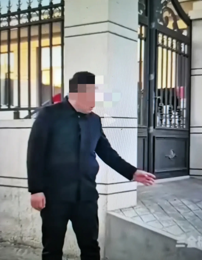 一家入户台阶几乎伸到马路中间被爆光！网友：这家人品高低立判！
路边一宅院非常气派