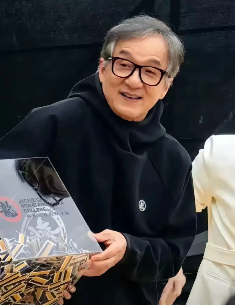 有人问洪金宝：成龙和李连杰对打，你觉得谁更厉害？
洪金宝听到这个问题后直言：“问