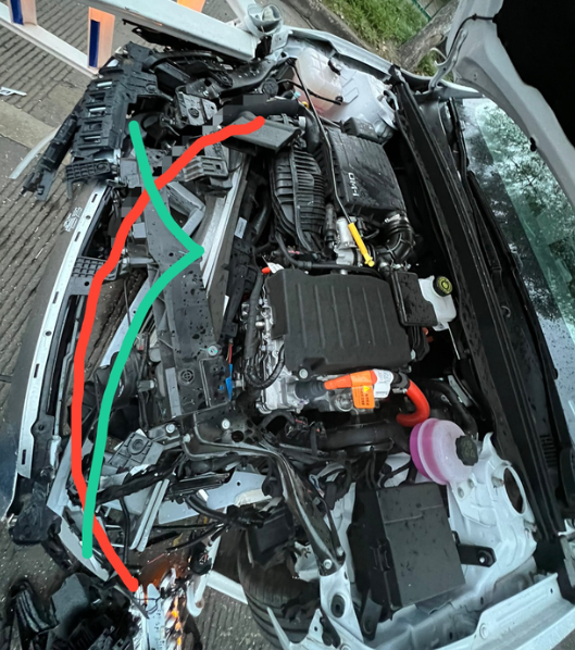 防撞梁都快断了，气囊没弹出来
前两天车子撞了护栏，前面都撞成这样了，安全气囊没有