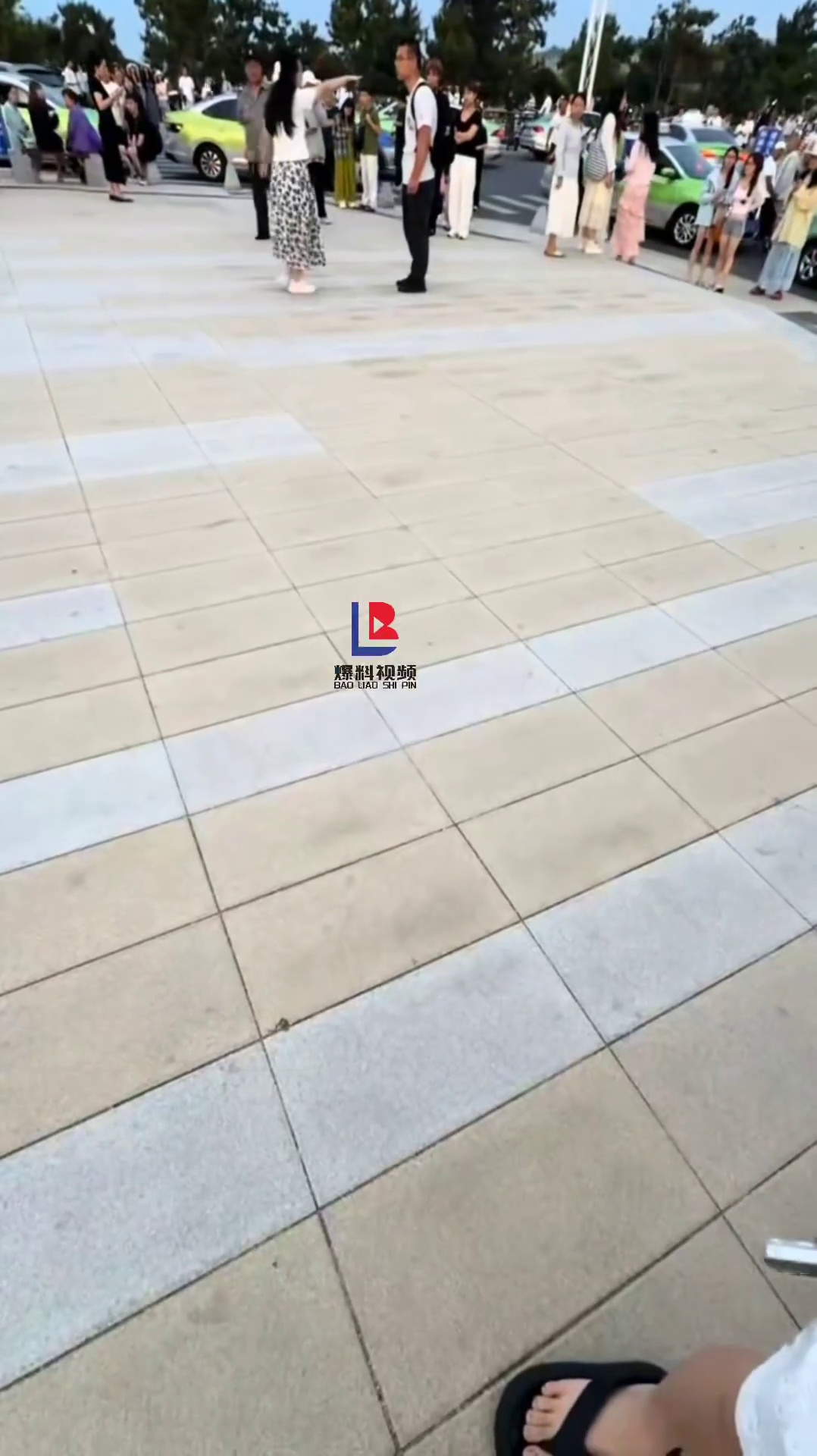 男子与女友激烈争吵后爬行往海里站深水区，女孩骂国粹直呼跳海了
