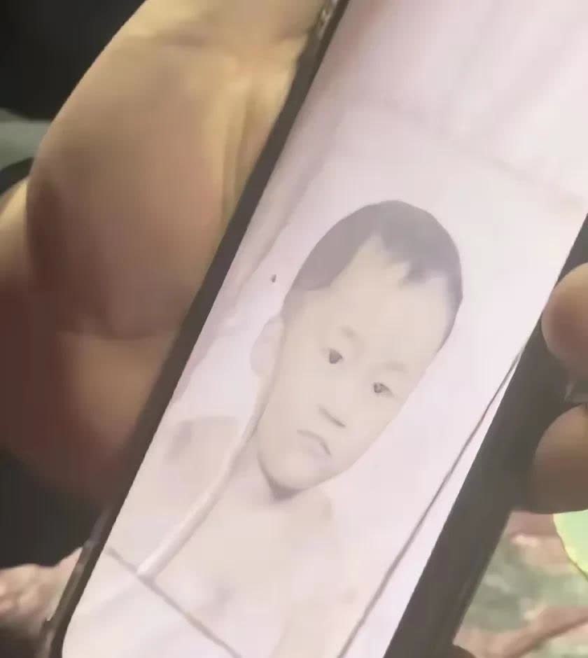 宁波有个男子，5岁时和家人走散，流落街头。他饿了就捡别人吃剩的东西，晚上就睡在桥