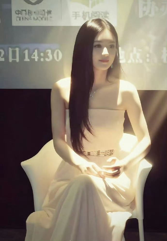 时常感慨赵丽颖红得太晚了，这么明艳又清丽的阶段居然没留下多少记录，好可惜啊！ ​