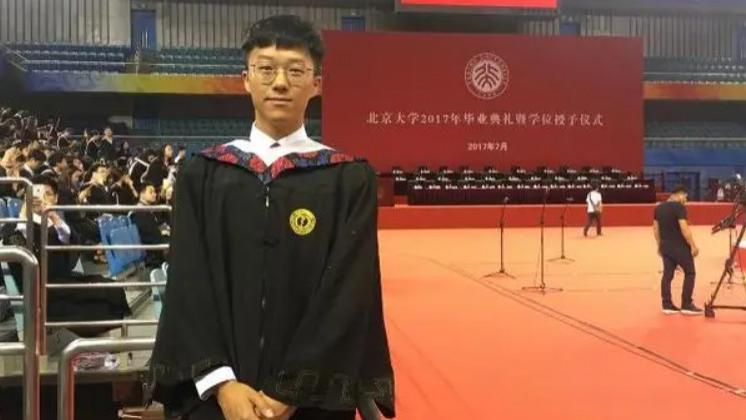 北大才子弃医“摸骨”：被踢出群后逆袭年入百万，打脸了多少偏见？