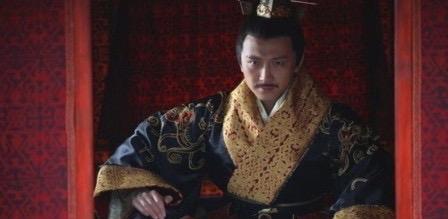 25072601
东吴皇帝孙休病重，握着濮阳兴的手臂，指指太子孙湾，托孤给濮阳兴