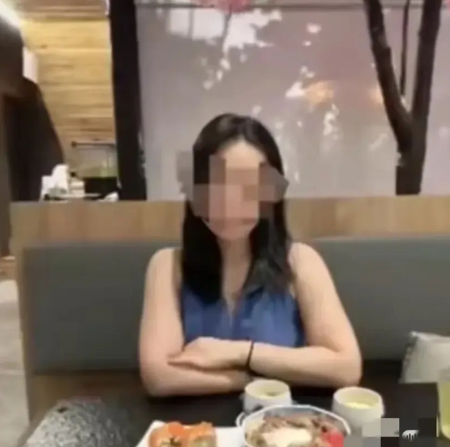 三亚被蛇咬的女生有点倒霉，

其实最主要的不是因为她没及时去医院，

也不是因为