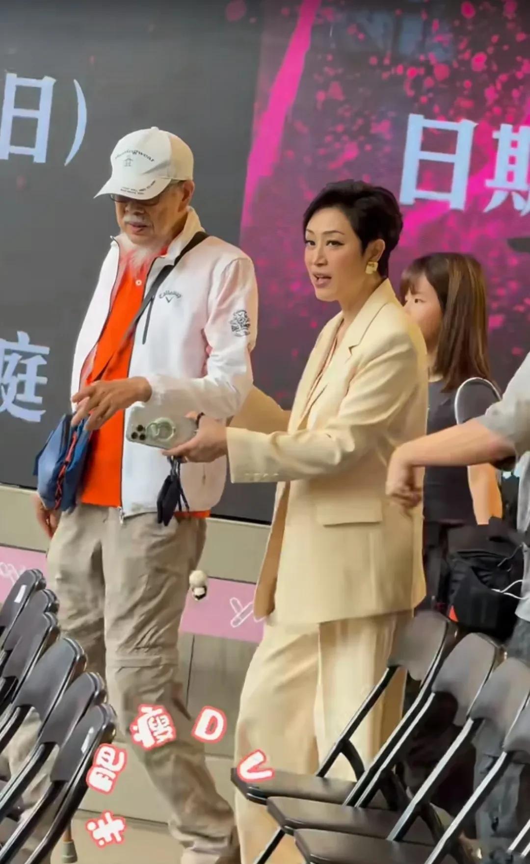 不愧是“三料港姐”啊，选美出来的就是不一样，经得起时间的考验！
陈法蓉带着爸爸来