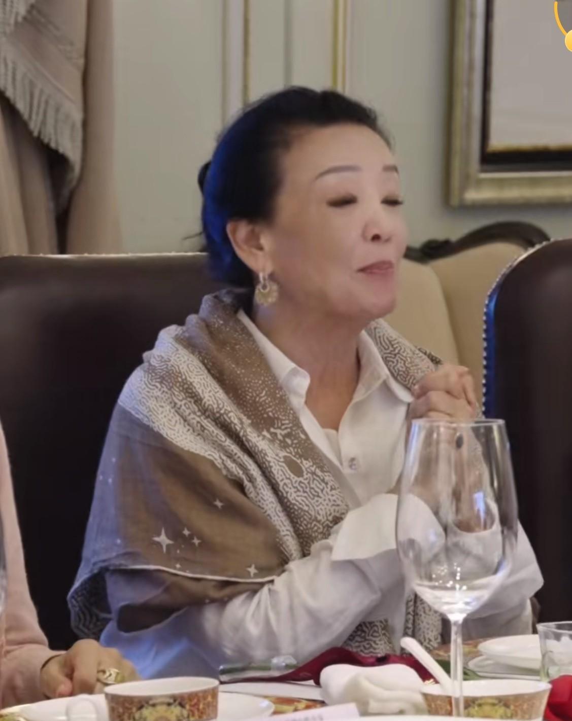笑某人以及寥寥们
想投诉也晚了，张兰已经参加完中国十大品牌女性沙发了……
张兰刚