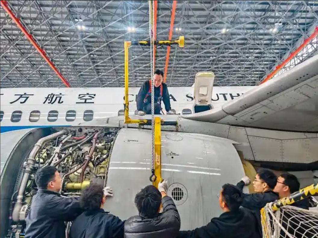 南航退役的波音737-700在贵阳机场拆解，本以为是拆废铁，结果发动机舱里直接藏