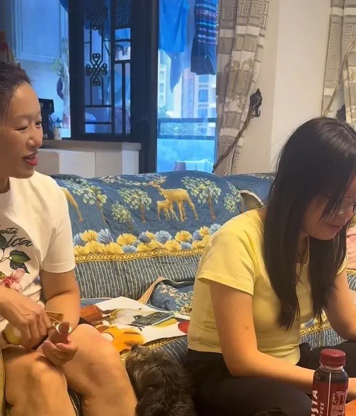 大妹驾考复习，阿姨一句惊到她！
谢浩南的妹妹大妹子正窝在客厅刷驾照理论题，为2