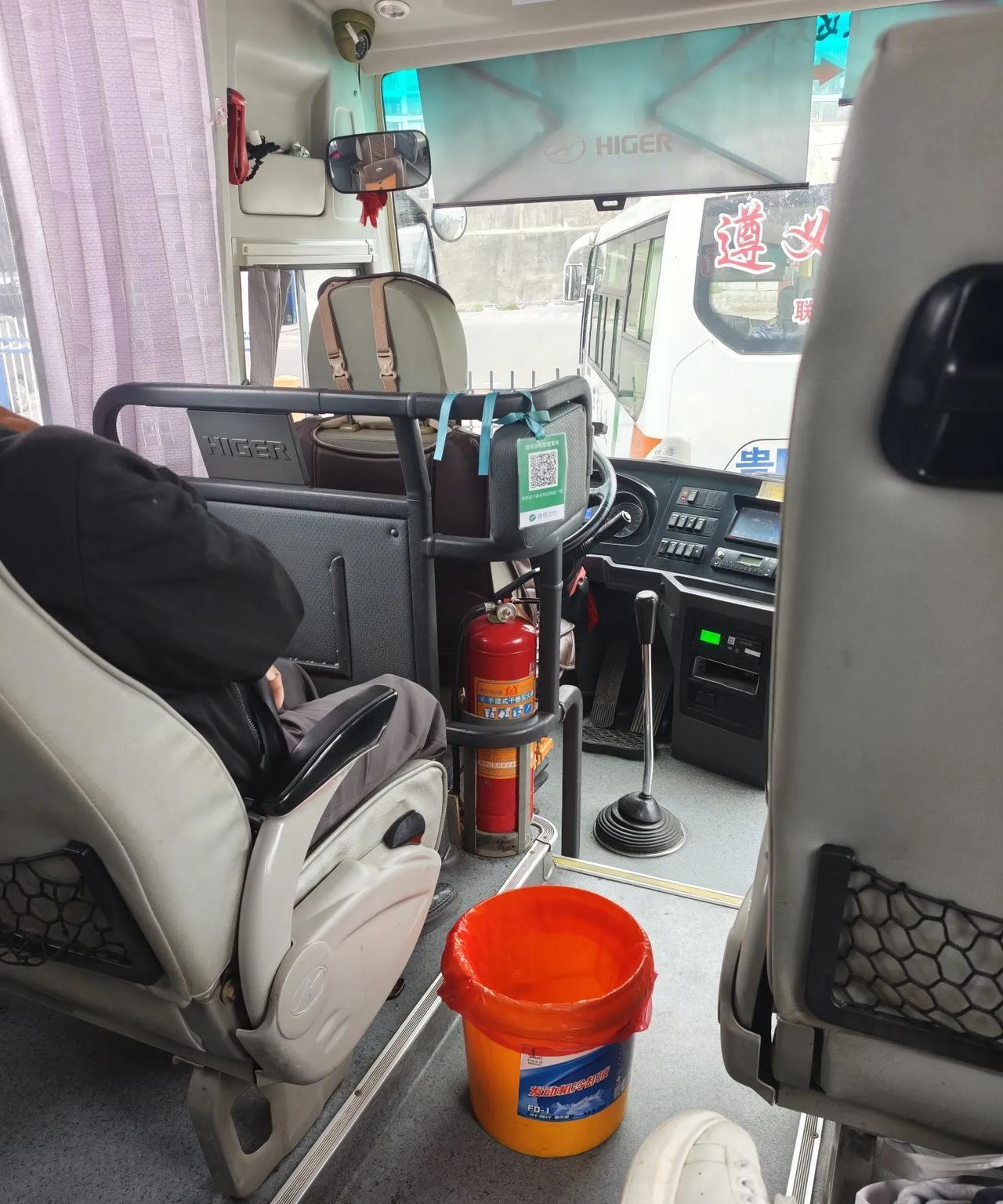 你们有没有发现，现在普遍老家，这种大巴车，几乎是没有人坐了，我们那里200公里，