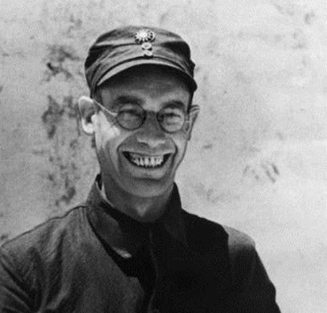 1932年，李德来到中国，成为红军的军事顾问。来到中央苏区不久，33岁的李德便耐