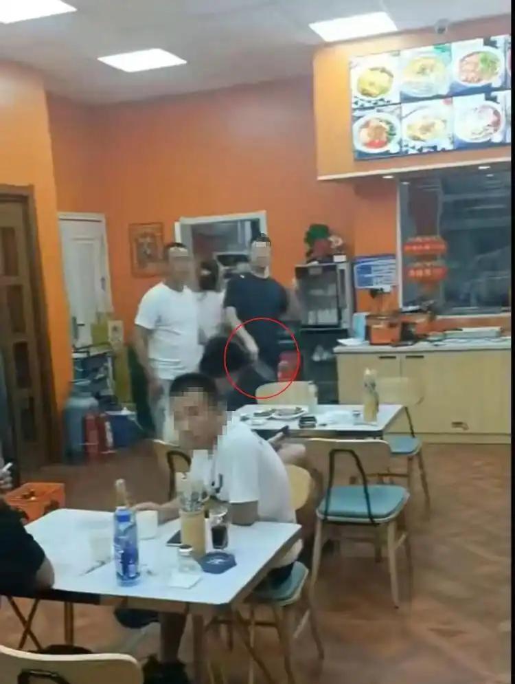 “这儿子不会觉得自己可孝顺了吧？”辽宁本溪，一男子去面馆吃面，老板在上面时把手指
