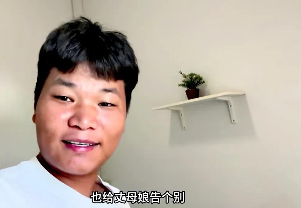 母女联手“作妖”，无奈全应承？



哈哈的老挝妻子莎莎临产在即，他却因家中新房