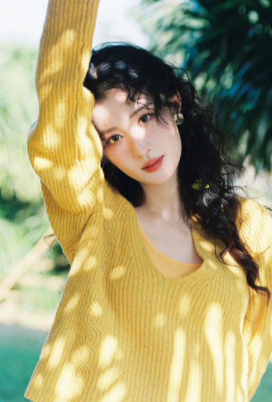 救命！王楚然生日写真太明媚了！明黄毛衣配卷发，像行走的暖阳，粉纱裙甜仙兼备，迎春