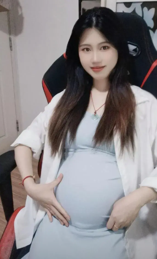 说个扎心的事儿——现在还有人觉得未婚先孕就该被戳脊梁骨吗？
 
真搞不懂，都20