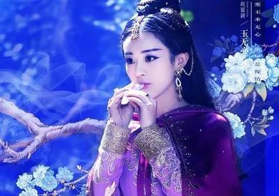 在热闹非凡的演出现场，一位美女惊艳登场。她一开口，瞬间吸引了全场目光。那声音宛如
