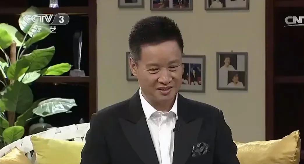 歌手阎维文说：“有次女儿跟女婿吵架了，女儿哭着跑来向我告状，委屈巴巴的，希望我能