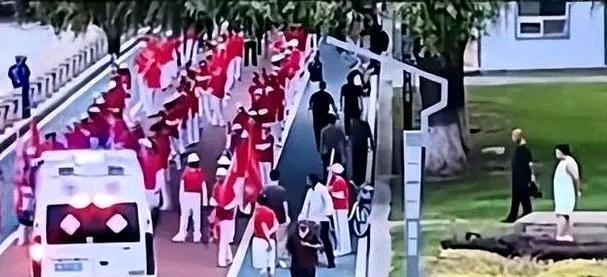 近日，辽宁一支老年暴走团干了件让人咋舌的事，在景区里消防车和救护车开着警示灯要通