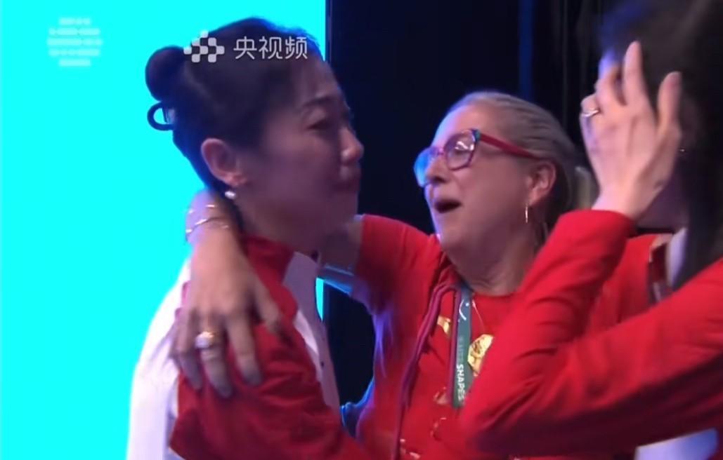 中国花样游泳队教练们又哭成了泪人！昨晚上，中国花样游泳队以307.8001分获得