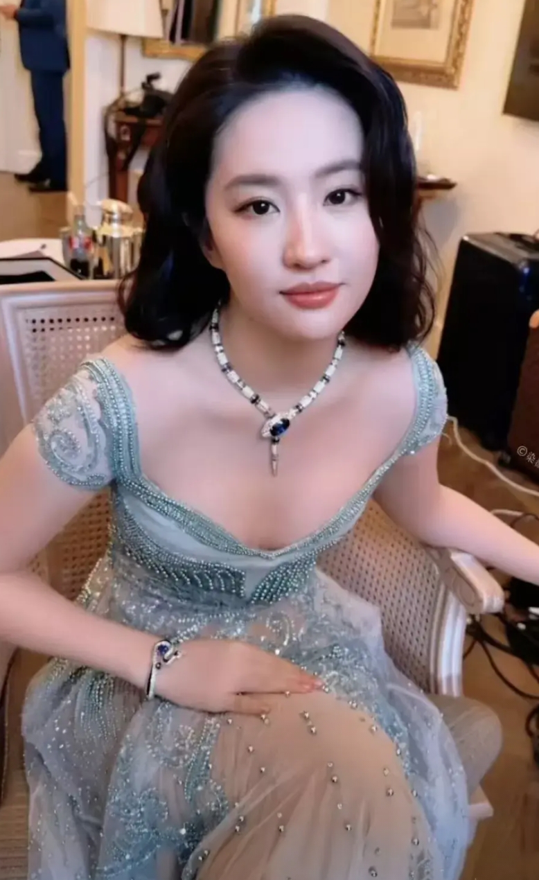 只要刘亦菲不塌房，她有没有演技，真的不重要！

她最大的优势，不是资源，也不是性