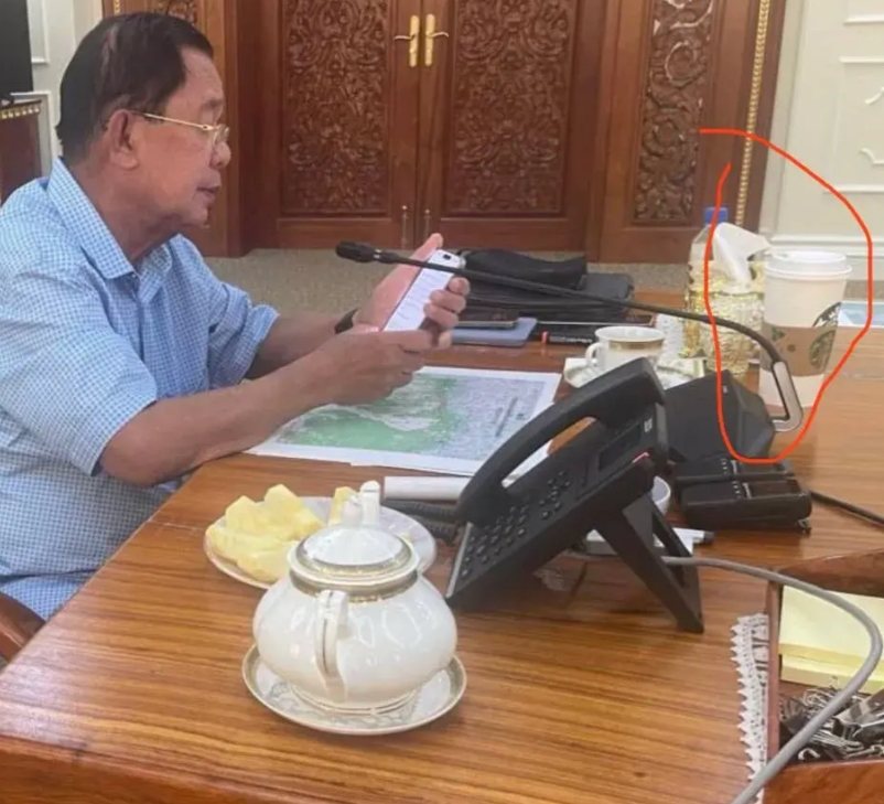 柬泰冲突

坐镇大后方的洪老大，手握iPhone看战报，提神喝的是星巴克，作战地