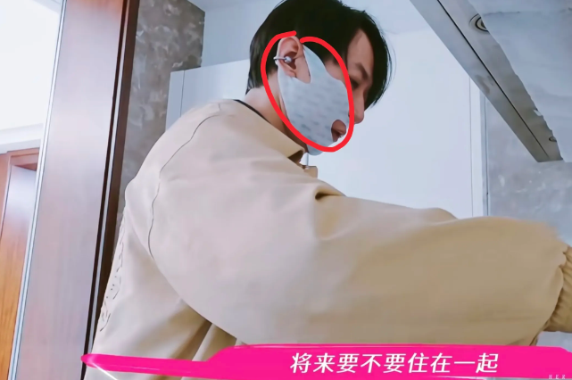 终于研究明白，
为啥董璇的妈妈不太喜欢张维伊了，
不是因为她和张维伊不太熟，而是