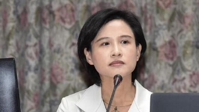 她因声称：“台湾永远不会是中国的一部分”，随后便被明星扇耳光