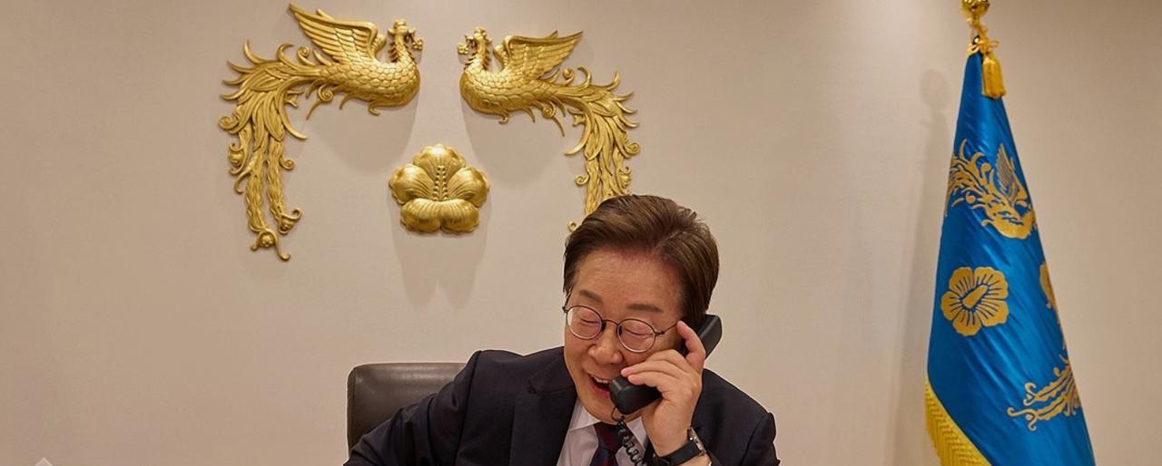 李在明近况照片：通电话。喜笑颜开。
时间是6月10日上午。
地点：首尔龙山总统府