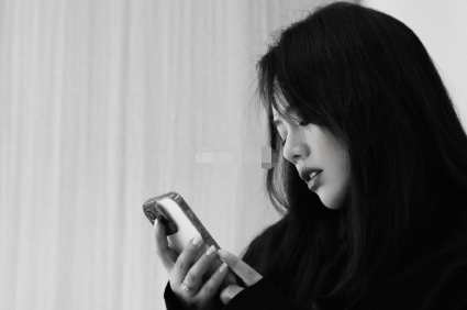 剧里的吴飞飞是掌控全局的带刺千金，剧外的马思纯有着不受拘束的野性美，无论是哪个形