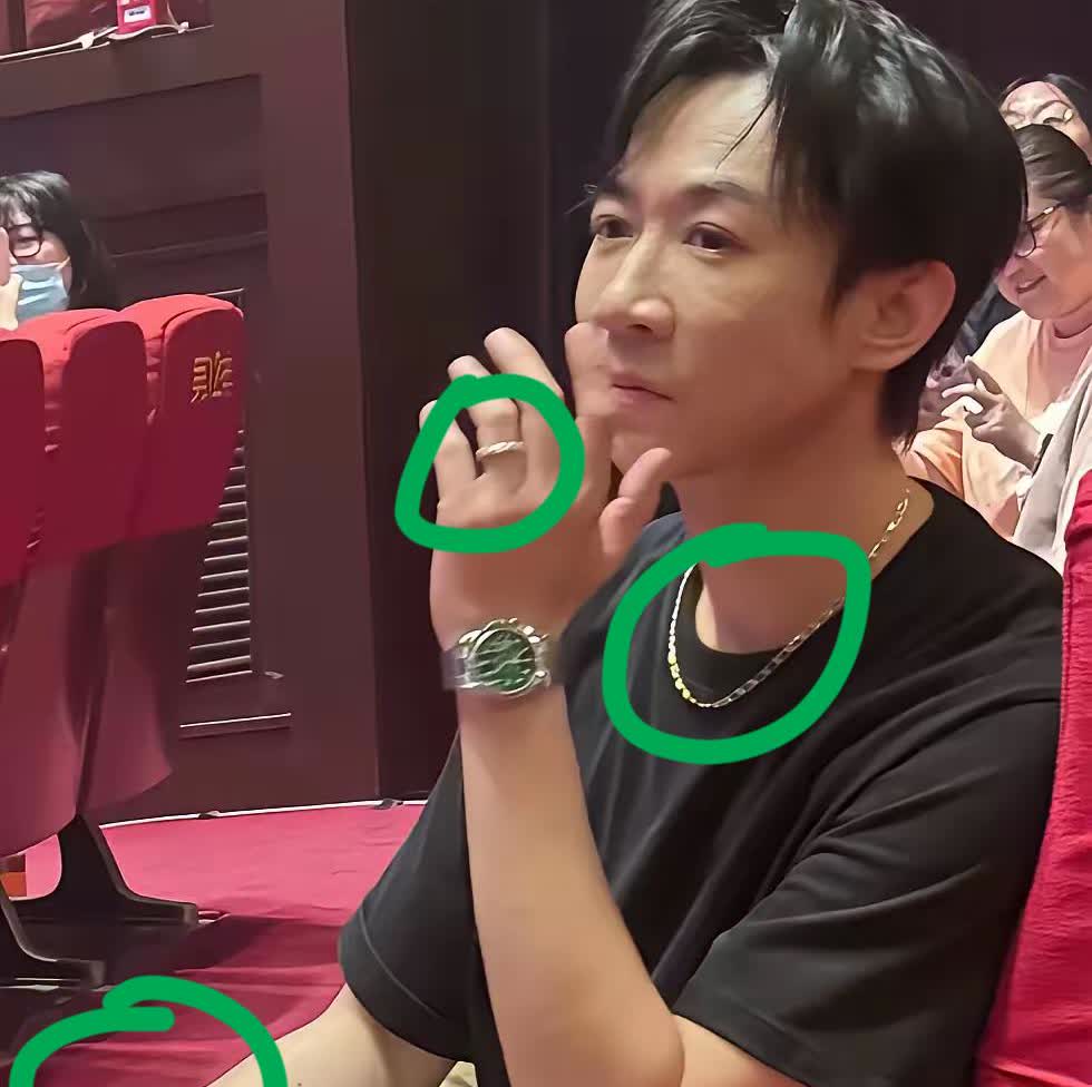金镯子，金链子，金戒指都戴齐了！
暴发户的感觉来了。
可是他再怎么戴也没有富