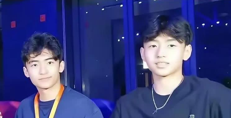 万万没想到

谢霆锋一连四场演唱会

最后却是张柏芝赢麻了

别管他