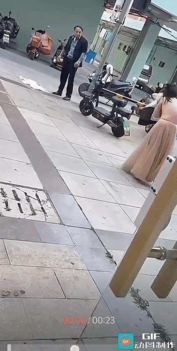 吵归吵，闹归闹，女子不该脱掉上衣“开玩笑”。
不知俩位女子能否劝说穿裙子的女子，